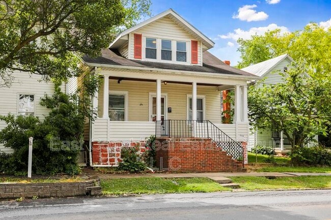 Building Photo - 208 N Mary St