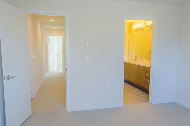 Building Photo - 3Bd/2.5Ba Seattle Townhouse