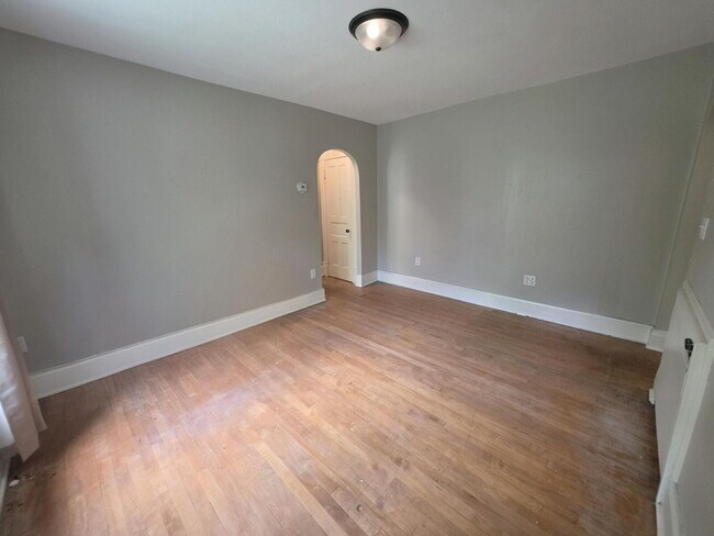 Building Photo - Bright 1 Bedroom Upper Unit Near UWEC, Water Street & Mayo Clinic – Available September 1st