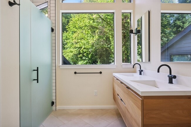 Building Photo - Stunning 3,146 Sq. Ft. Olympia Waterfront ...