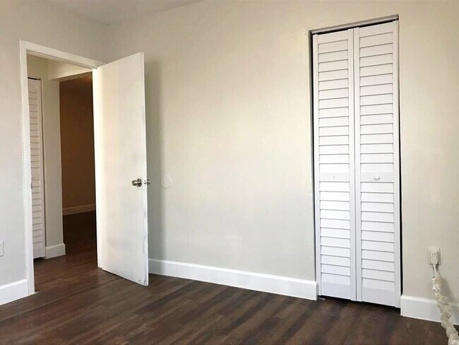 Building Photo - Ground Floor 2 Bedroom Just steps to Wynwood