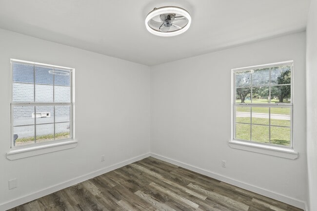 Building Photo - 3423 W Clarendon Dr