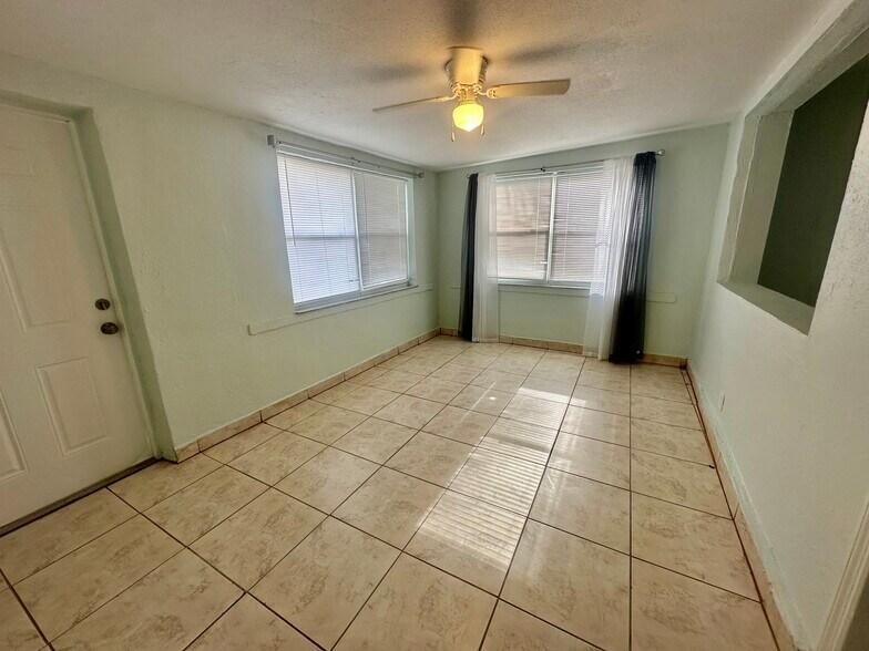 Building Photo - 6034 SW 39th St