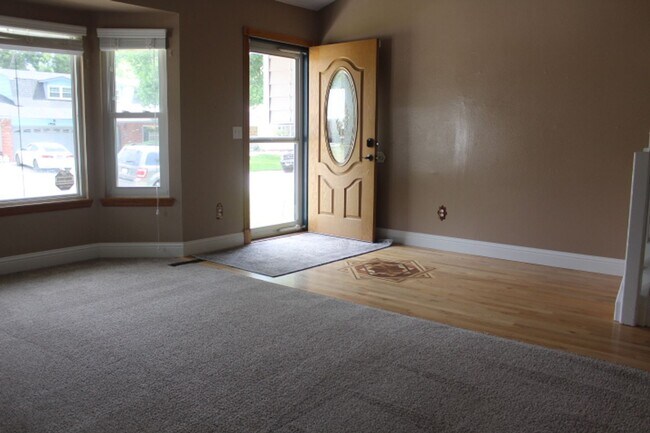 Building Photo - Columbine Hills - 3 BR/2 1/2 BA Home!