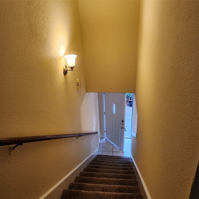 Building Photo - 10013 Spring Pl Dr