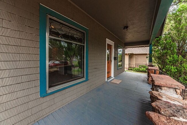 Building Photo - Victorian Home Downtown! 6 - Month Leases ...