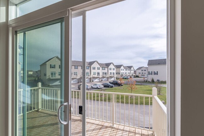 Building Photo - 605 Brook Ct