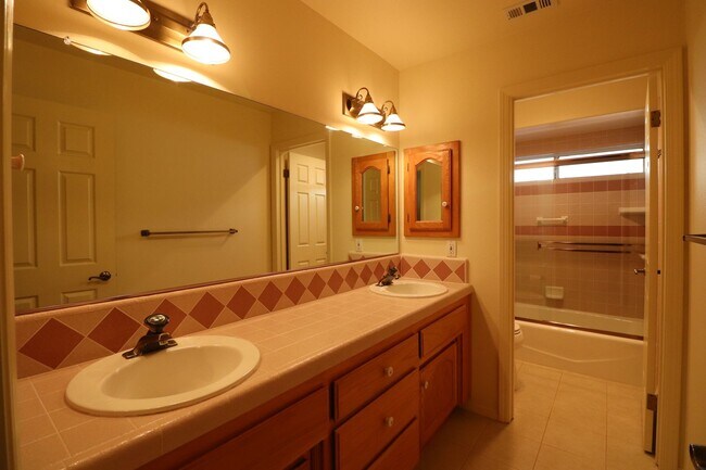 Building Photo - Lovely Mesa Oaks Four Bedroom