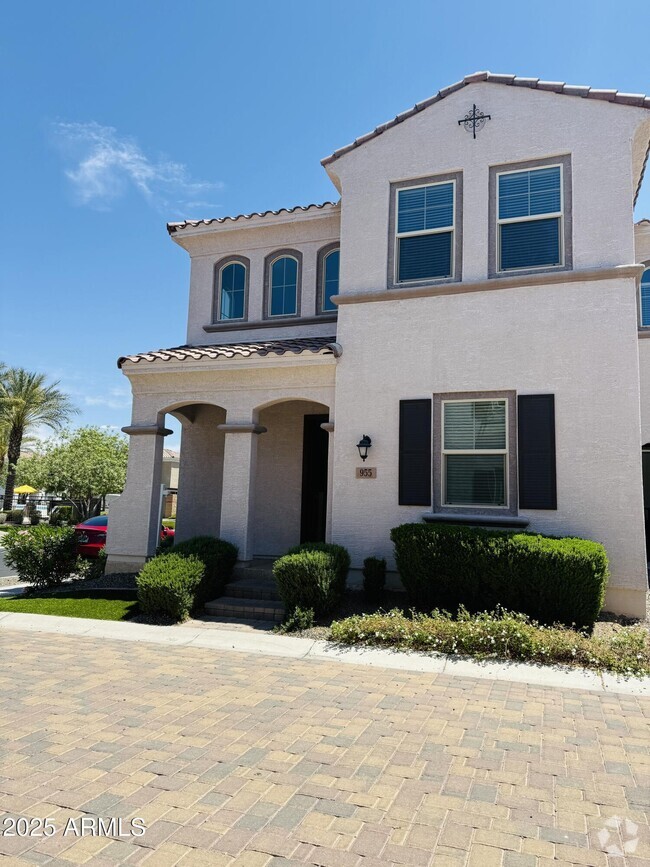 Building Photo - 955 E Danbury Dr