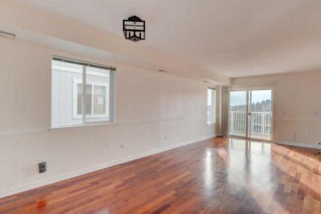 Building Photo - 2 Bedroom, 2.5 Bath Condo in Madrona Heights