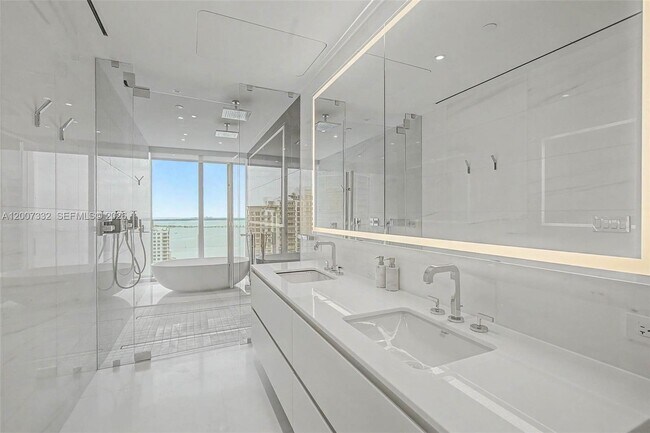 Building Photo - 300 Biscayne Blvd Way