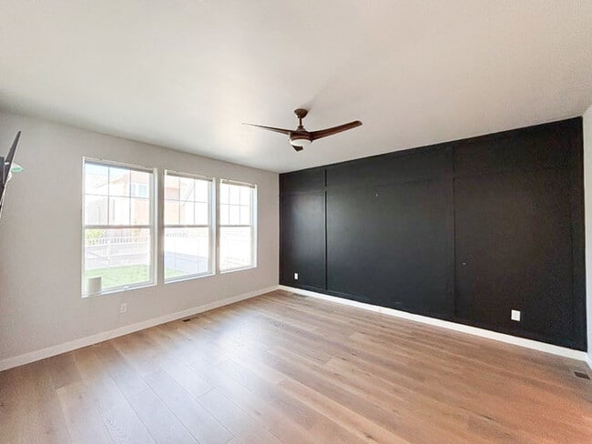 Building Photo - Bright - Open Floor Plan - Steps away from...