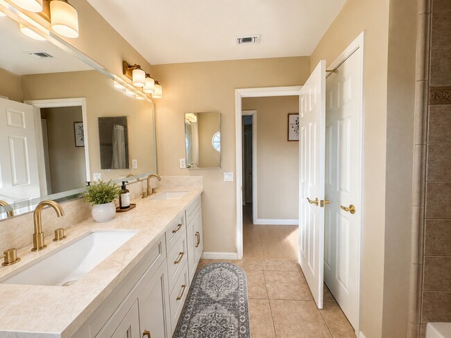 Building Photo - Furnished 4BR + Office | Putting Green Yard