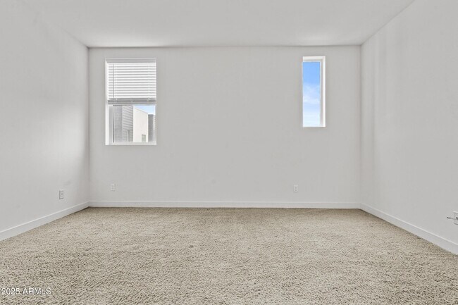 Building Photo - 325 E Coronado Rd