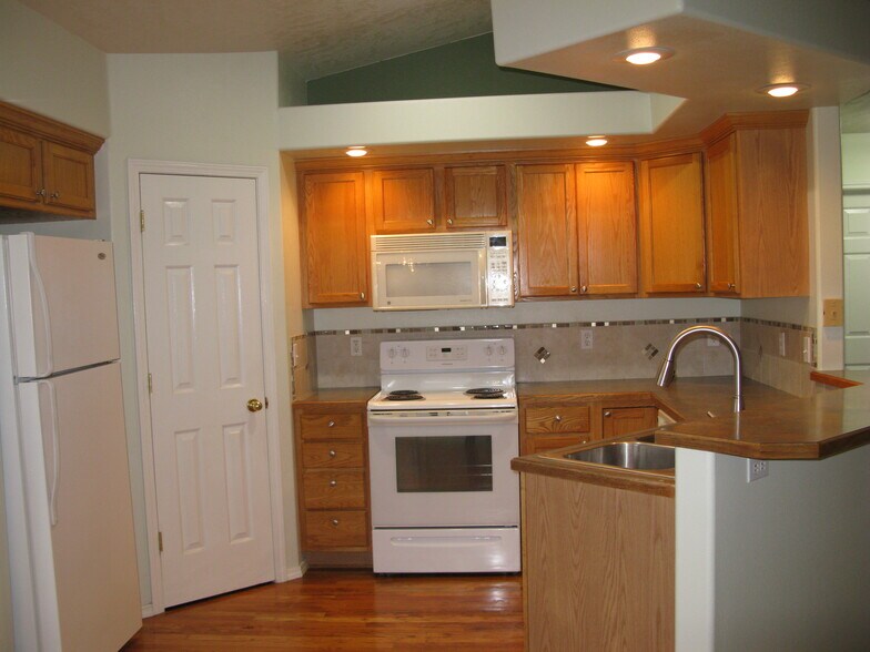 Building Photo - 2020 E Laguna Ave