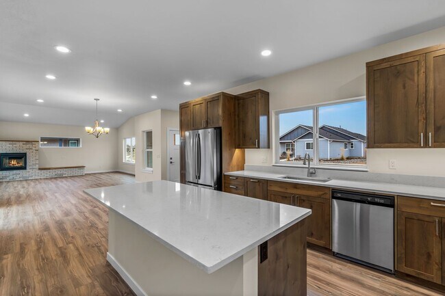 Building Photo - 899 NE Discovery Loop