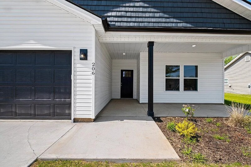 Building Photo - 206 Essex Dr