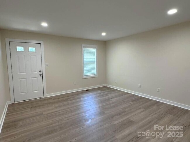 Building Photo - 19612 Oak St