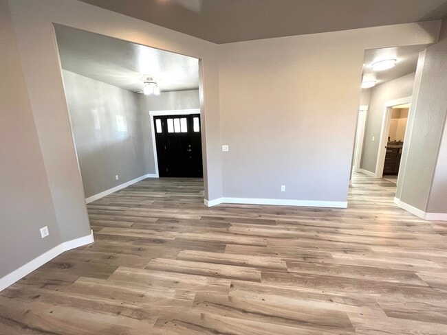 Building Photo - 3021 NW Mount Thielsen Dr