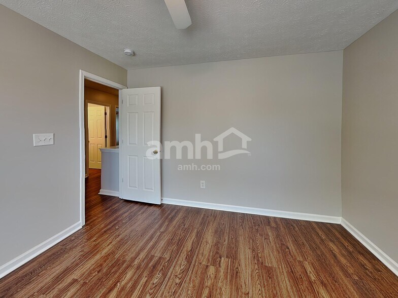 Building Photo - 5808 W Port Dr