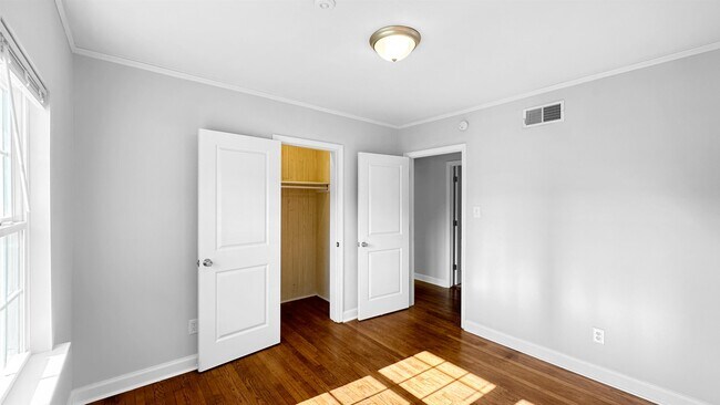 Building Photo - 1049 N Idlewild St