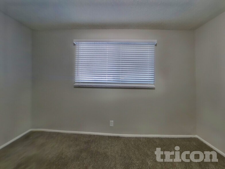 Building Photo - 1725 Hiawatha Dr NE