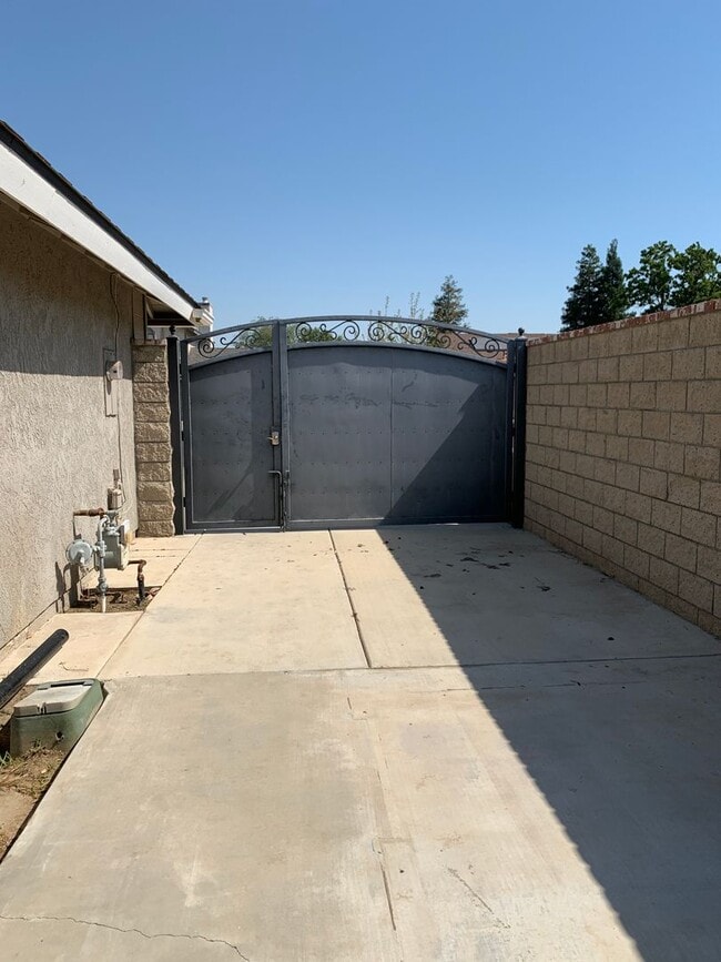Building Photo - Beautiful 3 Bed West Bakersfield Home W/Po...