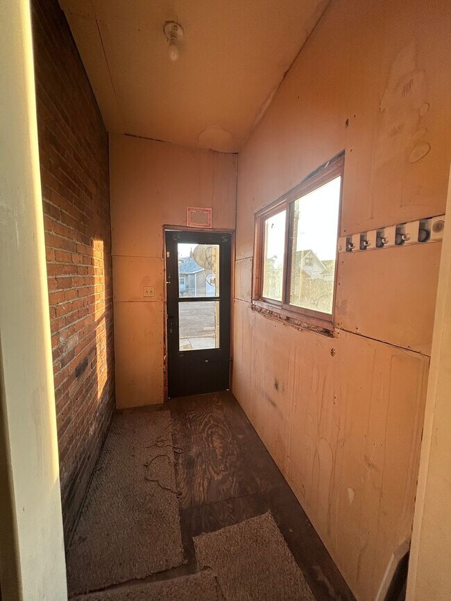 Building Photo - 1128 E 2nd St