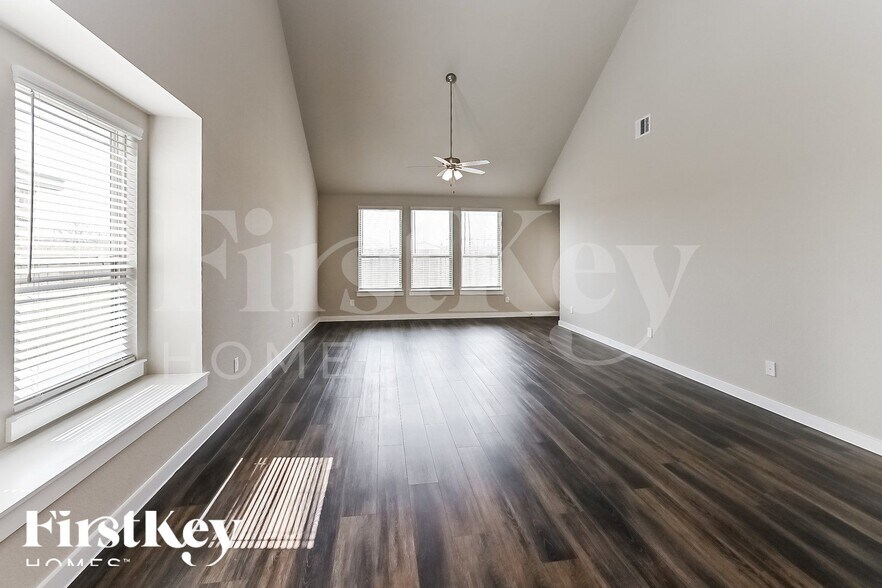 Building Photo - 12319 Summerbrook Dr