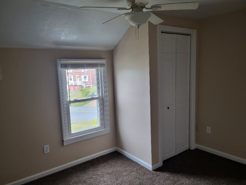 Building Photo - 807 Meadow Dr