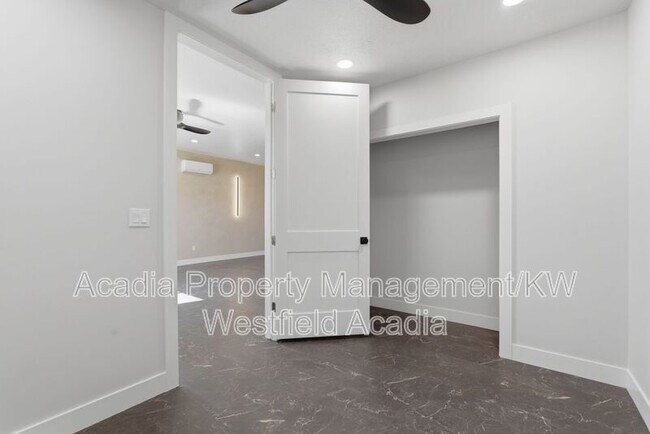 Building Photo - 1437 W Valley Dr