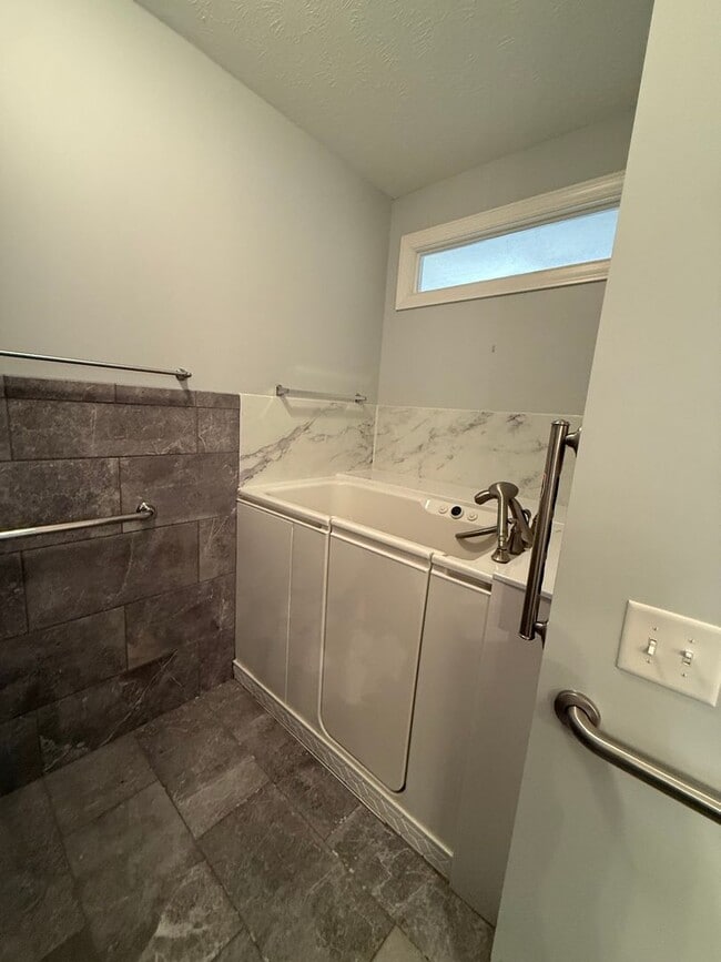 Building Photo - MOVE IN SPECIAL: 1/2 OFF FIRST FULL MONTHS RENT WITH A 12 MONTH LEASE!! 3BR/3BA in Prime Gallatin...