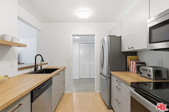 Building Photo - 5625 Green Valley Cir