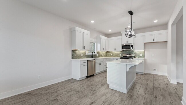 Building Photo - Modern 3BR Near Creekside Park