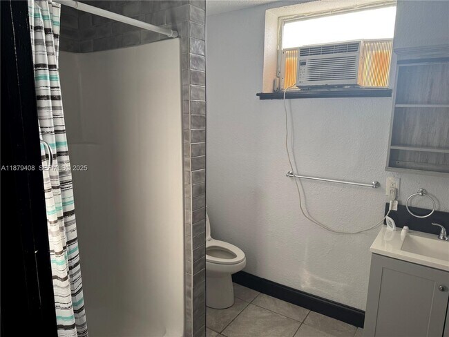 Building Photo - 2435 N Dixie Hwy