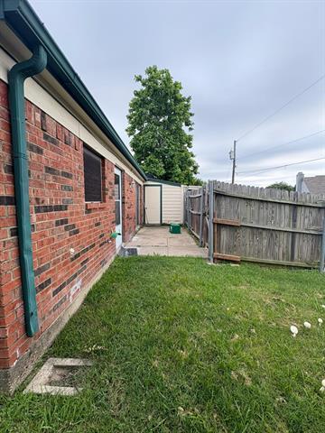 Building Photo - 815 Versailles St