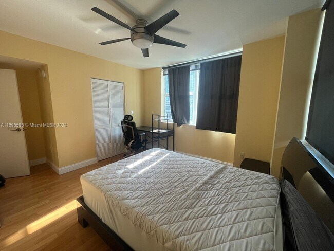Building Photo - 31 Southeast 5th Street Apt #2310, Miami, ...