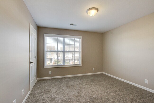 Building Photo - Charming Townhome Close to the Interstate !