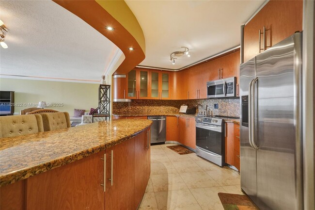 Building Photo - 800 Parkview Dr