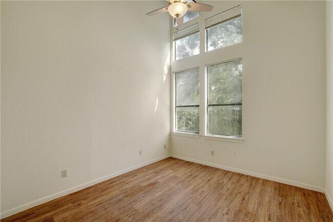 Building Photo - 1910 Robbins Pl