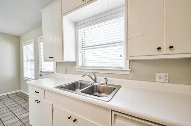 Building Photo - 4924 Palmetto St