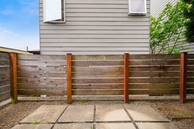 Building Photo - 3027 21st Ave W