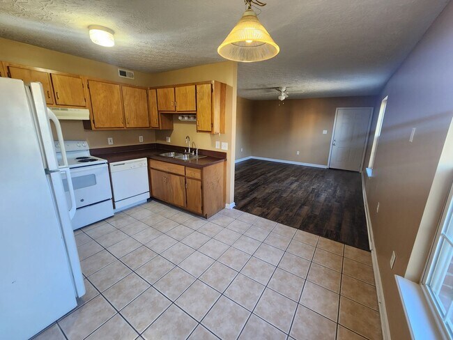 Building Photo - Spacious 2 bedroom 2 full bath first floor apartment for rent!!
