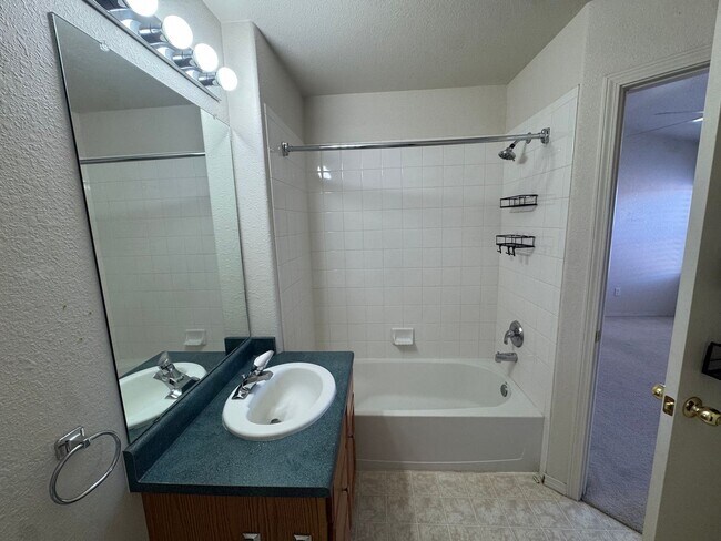 Building Photo - San Antonio Condos Gem!