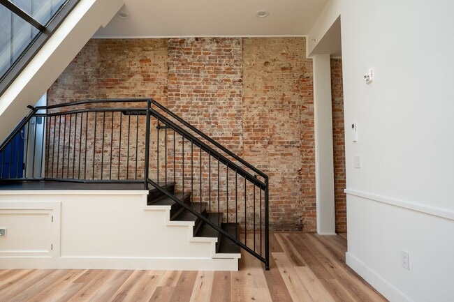 Building Photo - UPSCALE APARTMENT**Available August 2026 Call to inquire about April specials!