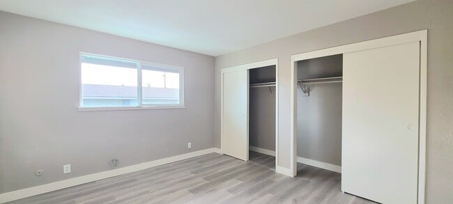 Building Photo - 272 Montrose Dr