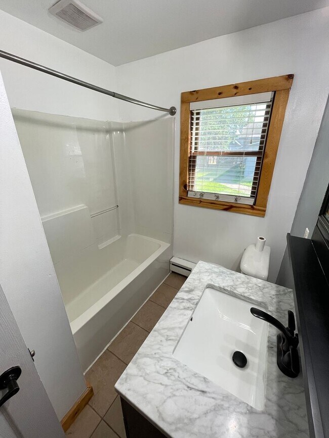 Building Photo - AVAILABLE NOW - 2 Bedroom, 1 Bath Two Harb...
