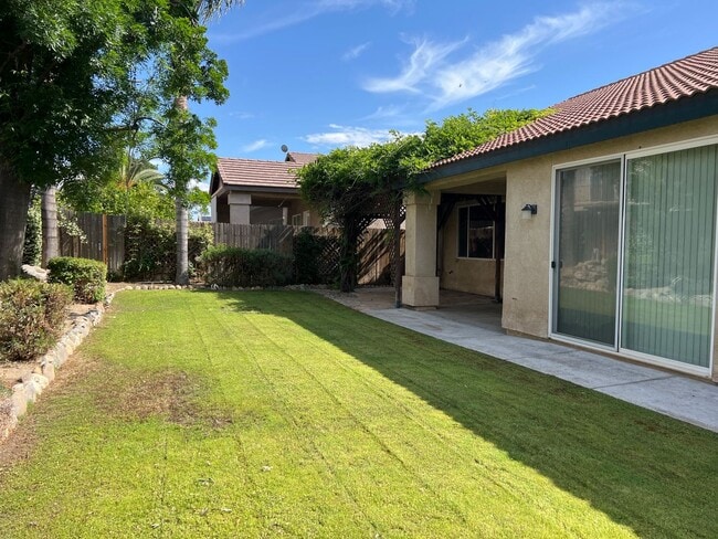 Building Photo - Northwest Bakersfield