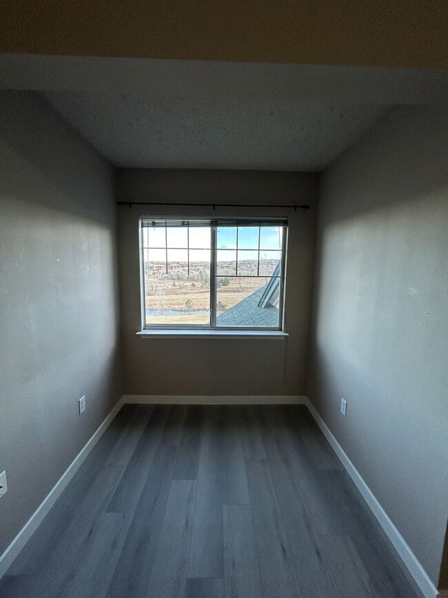 Building Photo - 2Br/2Ba Townhouse with Attached Garage