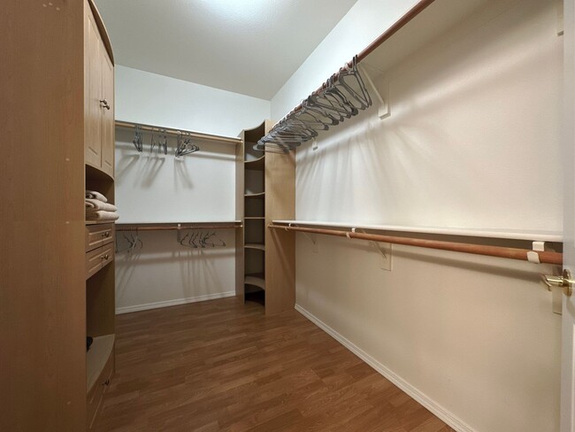 Building Photo - Fully furnished 2 bedroom condo w/den in g...